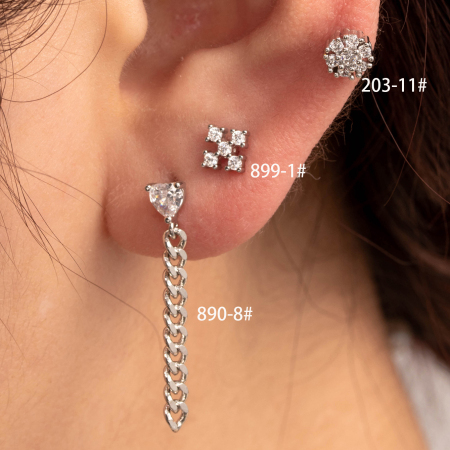 Boucles d'oreilles piercing femme Simple Series Classic Heart en acier titane sans placage, ornées de zircon.