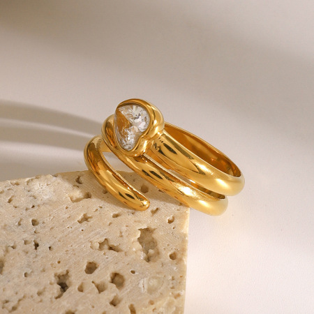 Bague simple pour femme, en acier inoxydable doré, ornée d'un zircon et ornée d'un cœur décontracté.