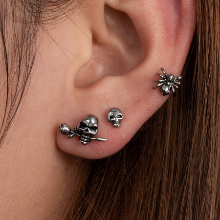 Boucles d'oreilles piercing pour femme, modèle classique tête de mort, en acier titane sans placage (1 pièce), collection Simple.