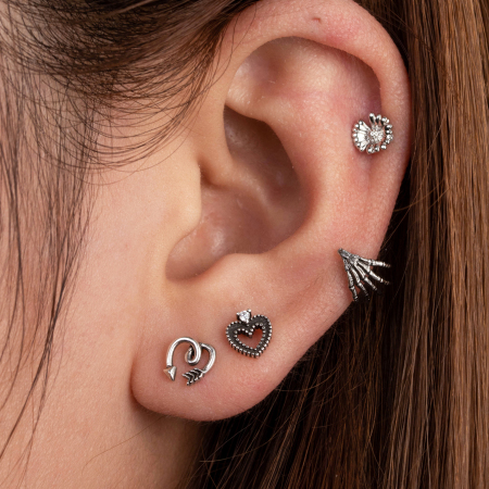 Boucles d'oreilles piercing femme Simple Series Classic Heart en acier titane sans placage, ornées de zircon.