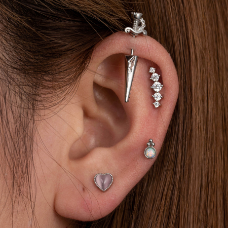 Boucles d'oreilles piercing femme Simple Series Classic Heart en acier titane sans placage, ornées de zircon.