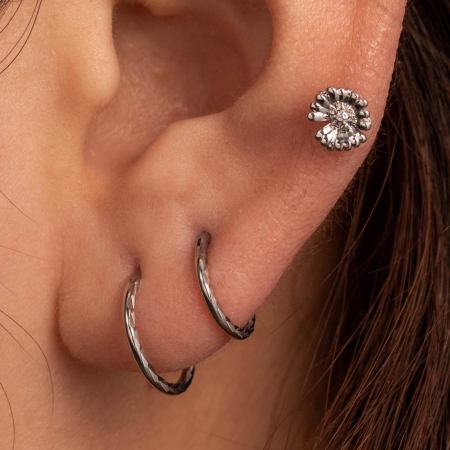 Boucles d'oreilles piercing pour femme, modèle Simple Series Simple Flower, en acier titane sans placage.