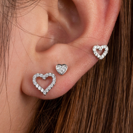 Boucles d'oreilles piercing femme Simple Series Classic Heart en acier titane sans placage, ornées de zircon.