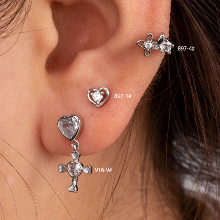 Boucles d'oreilles piercing femme Simple Series Classic Heart en acier titane sans placage, ornées de zircon.