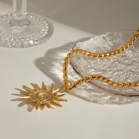 collier avec pendentif classique soleil/lune en acier inoxydable plaqué or  pour femme, série ethnique, 1 pièce