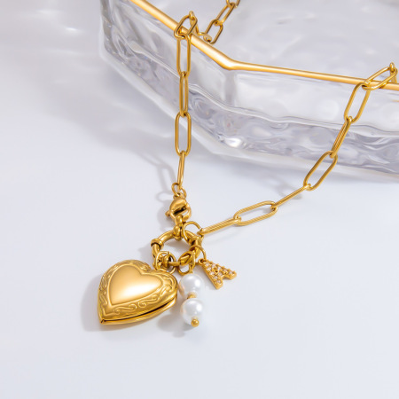 Collier pendentif pour femme, collection classique, en porcelaine, avec pendentif cœur et lettres aléatoires, en acier inoxydable, couleur or, étanche, orné d'une perle artificielle. 2