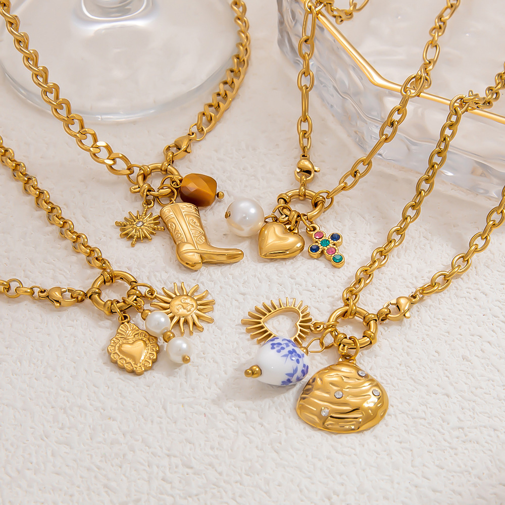 Collier Avec Pendentif En Forme De Cœur En Acier Inoxydable Plaqué Or , Série Classique, Pour Femme, Avec Perles Artificielles Image4