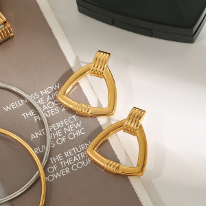 Boucles D'Oreilles Puces Minimalistes Classiques Triangulaires En Acier Inoxydable Étanche Couleur Or (1 Paire) h5 Image9