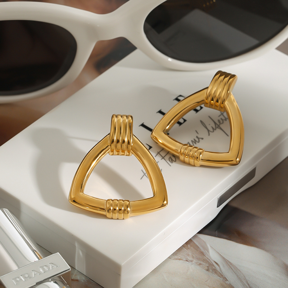 Boucles D'Oreilles Puces Minimalistes Classiques Triangulaires En Acier Inoxydable Étanche Couleur Or (1 Paire) Image11