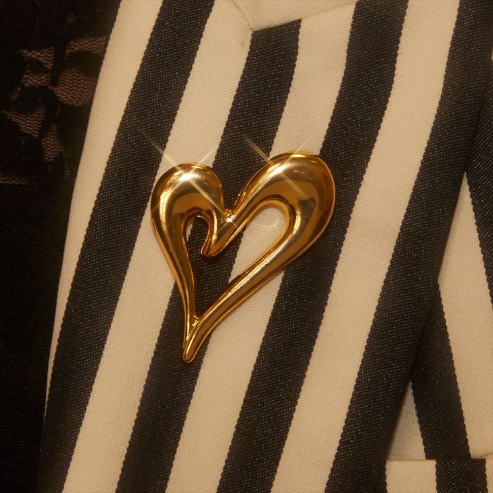Broche Pour Femme, Élégante Et Chic, En Forme De Cœur, En Acier Inoxydable Imperméable, Couleur Or, Collection Romantique (1 Pièce) Image3