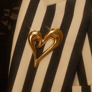 Broche Pour Femme, Élégante Et Chic, En Forme De Cœur, En Acier Inoxydable Imperméable, Couleur Or, Collection Romantique (1 Pièce) h5 Image3