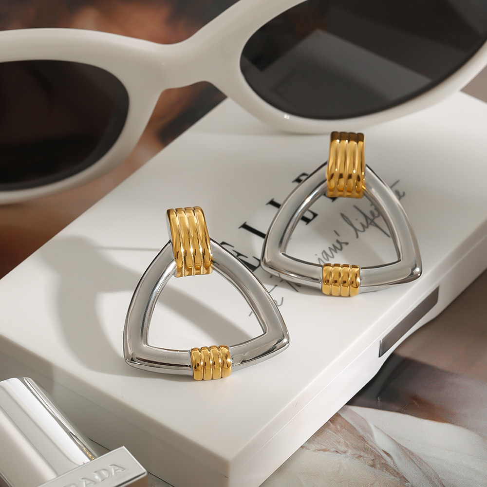 Boucles D'Oreilles Puces Minimalistes Classiques Triangulaires En Acier Inoxydable Étanche Couleur Or (1 Paire) Image8