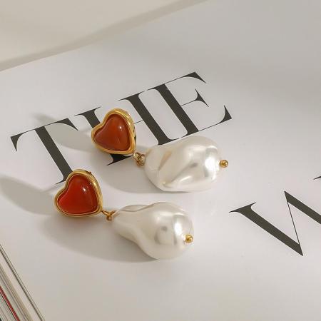 Boucles d'oreilles pendantes asymétriques élégantes en acier inoxydable doré, style romantique, en forme de cœur, étanches. Collection « Sweet Heart ».