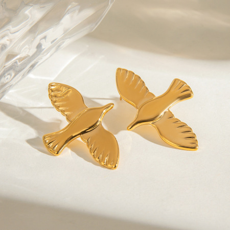 Boucles d'oreilles puces pour femme, collection romantique, en forme d'oiseau, en acier inoxydable, couleur or, étanches, parfaites au quotidien (1 paire).