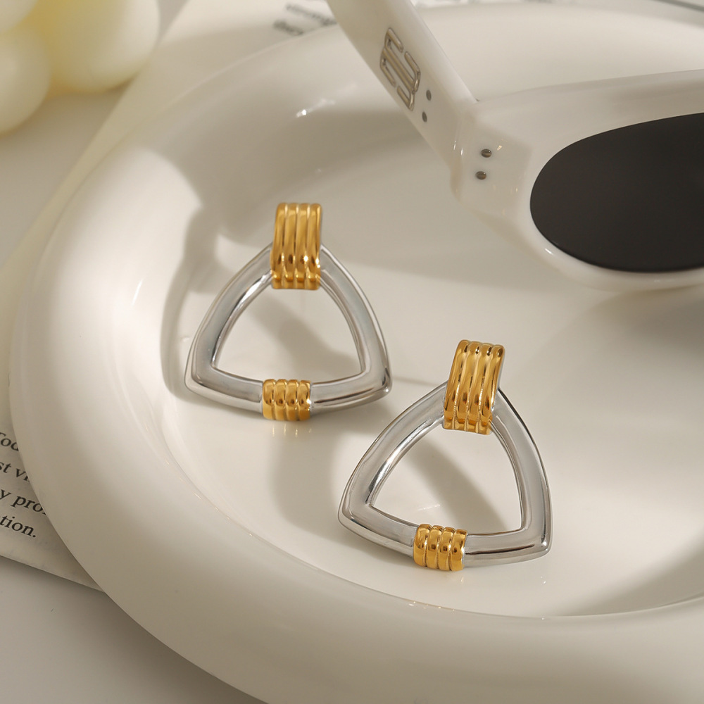 Boucles D'Oreilles Puces Minimalistes Classiques Triangulaires En Acier Inoxydable Étanche Couleur Or (1 Paire) Image10