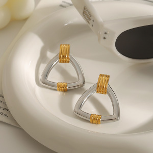 Boucles D'Oreilles Puces Minimalistes Classiques Triangulaires En Acier Inoxydable Étanche Couleur Or (1 Paire) h5 Image10