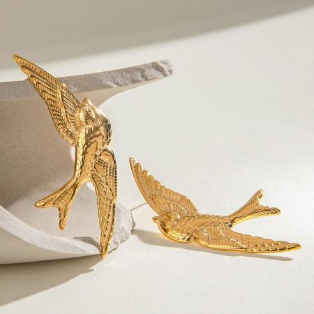 Boucles d'oreilles puces élégantes et luxueuses pour femme, en acier inoxydable doré, motif oiseau naturel, imperméables, collection Luxueuse.