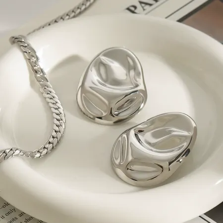 1 paire de boucles d'oreilles puces chics et irrégulières en acier inoxydable argenté, étanches, de la collection Trendy Series.