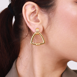 Boucles D'Oreilles Puces Minimalistes Classiques Triangulaires En Acier Inoxydable Étanche Couleur Or (1 Paire) h5 Image4