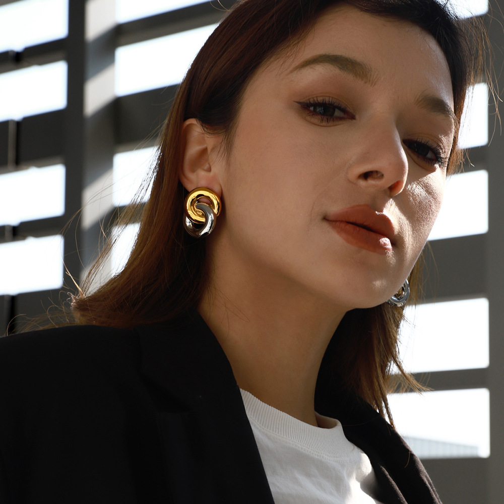 1 Paire De Boucles D'Oreilles Puces Pour Femme, Style Classique Moderne, Annulaires Superposées, En Acier Inoxydable Étanche, Couleur Or. Image11