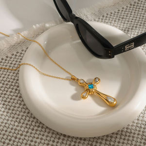 Collier Pendentif Croix Exquise En Acier Inoxydable Étanche Couleur Or, Collection Shining Series (1 Pièce) h5 Image7