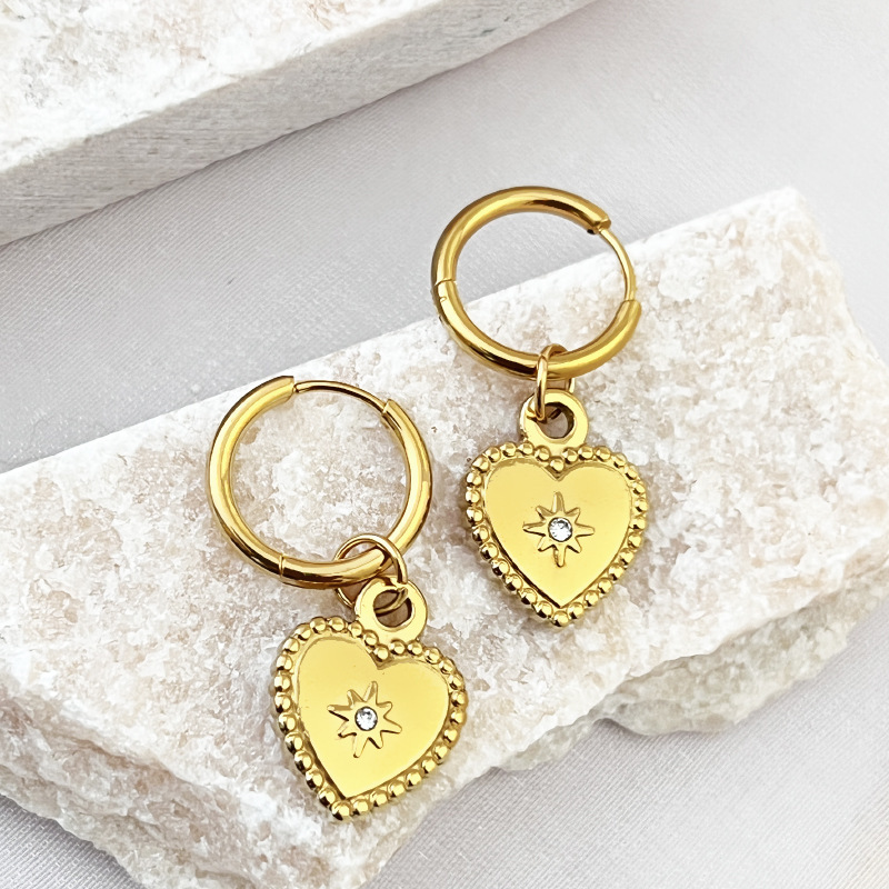 Boucles D'Oreilles Pendantes Pour Femme, Style Rétro Charmant, En Forme De Cœur, En Acier Inoxydable Étanche, Couleur Or (1 Paire). Image4