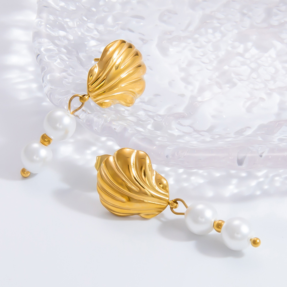 Boucles D'Oreilles Élégantes En Forme De Coquillage, Collection Graceful, En Acier Inoxydable Imperméable Couleur Or. Image3