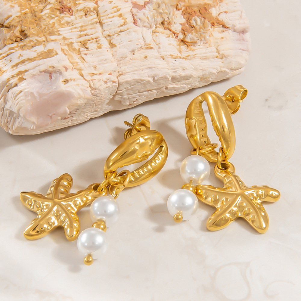 Boucles D'Oreilles Pendantes Pour Femme, Motif Coquillage, Collection Marine Series, En Acier Inoxydable Étanche Couleur Or (1 Paire). Image4