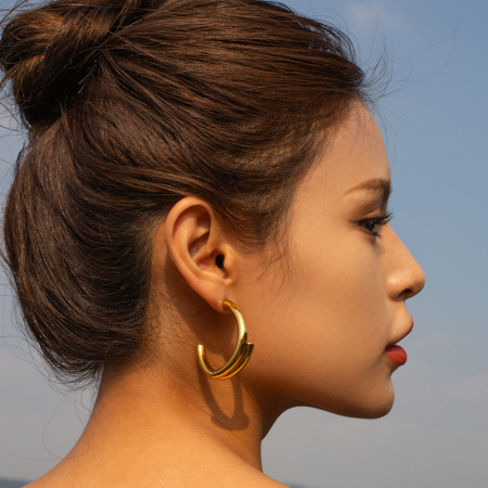 1 paire de boucles d'oreilles puces pour femme, en acier titane plaqué or, avec lettre simple. 2