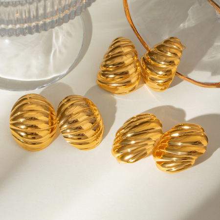 1 paire de boucles d'oreilles puces pour femme, collection Charming, fil exquis, acier inoxydable, étanches, couleur or