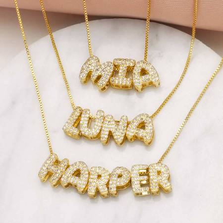 1 paire de pendentifs pour femme en forme de lettre simple et décontractée, en cuivre plaqué or et zircon