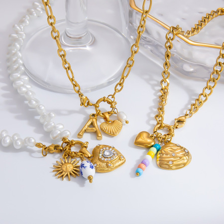 collier avec pendentif en forme de cœur rétro en acier inoxydable plaqué or et strass pour femme, série romantique, 1 pièce