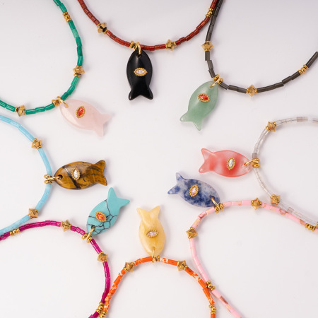 Collier de perles pour femme, collection Polychrome, motif poisson, en acier inoxydable, couleur or, étanche, avec pierres naturelles.