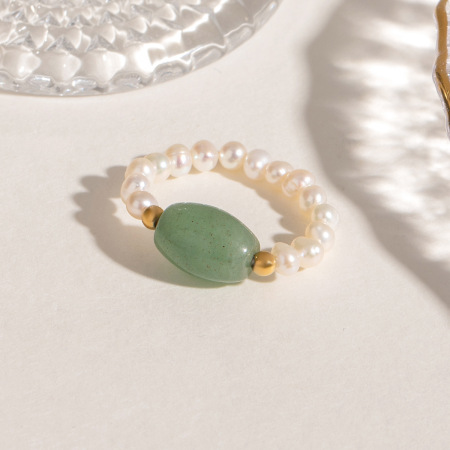 Bague simple pour femme, élégante et classique, en acier inoxydable doré, ornée d'une pierre verte naturelle et de perles. 2