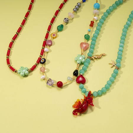 Collier de perles pour femme, collection Vivid Series, motif hippocampe en verre, acier inoxydable, couleur or, étanche, avec pierre naturelle.