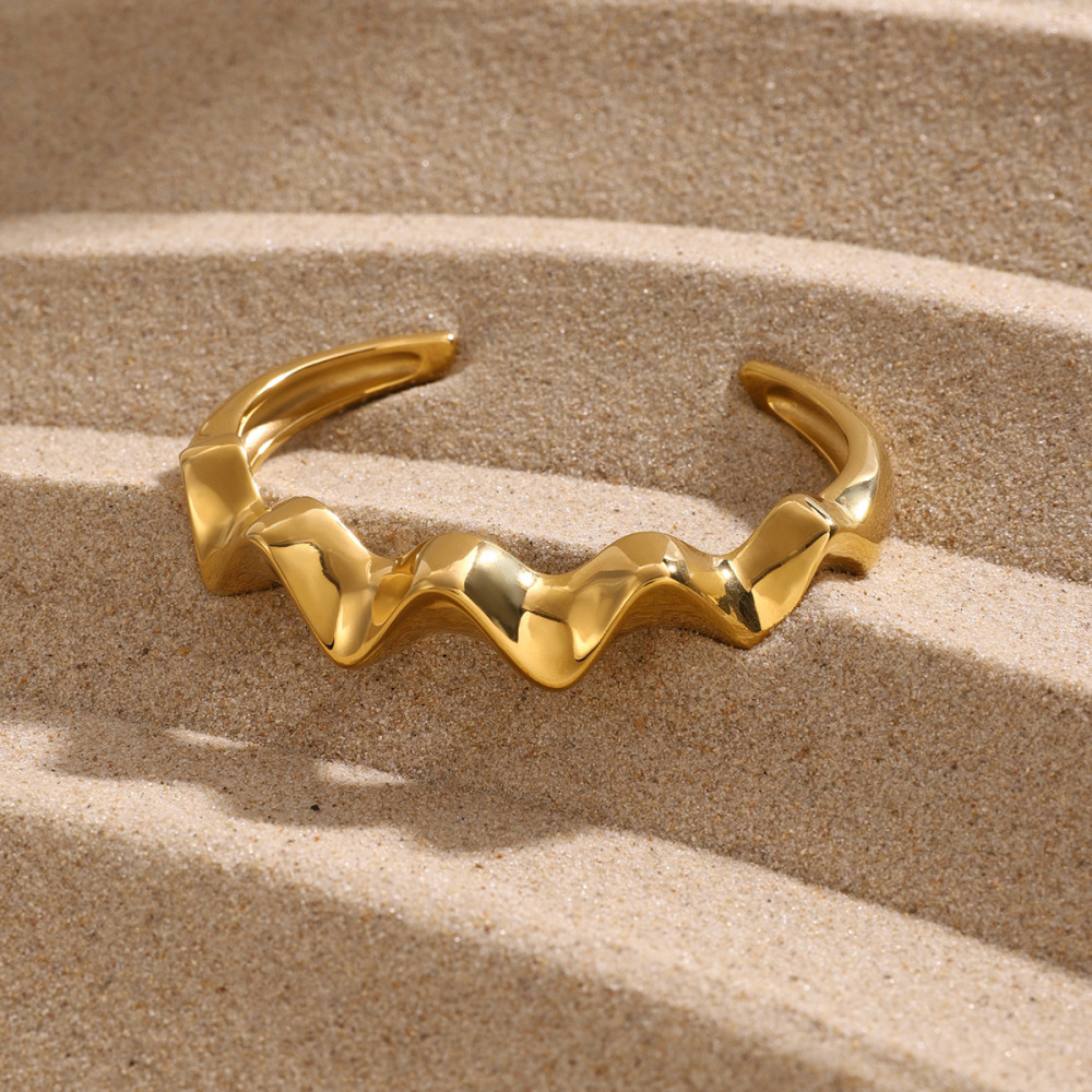 Bracelet Ouvert En Acier Inoxydable À Ondulations Brutes En Or  D'Ie Européenne Et Américaine Bracelet En Acier Titane À Ondulations Brutes De S Internet Nord-Américaines Image2