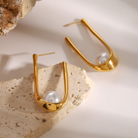 Boucles d'oreilles pendantes pour femme, style décontracté, en acier inoxydable plaqué or, avec perles artificielles et motif lettre (1 paire). 2