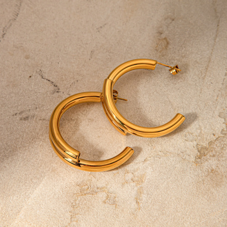 1 paire de boucles d'oreilles puces pour femme, en acier titane plaqué or, avec lettre simple.