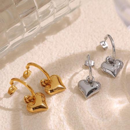 1 paire de boucles d'oreilles pendantes pour femme, série romantique, en acier titane couleur or, motif cœur