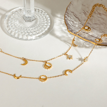 Bracelet à breloques lune et étoile pour femme, en acier inoxydable doré (1 pièce).