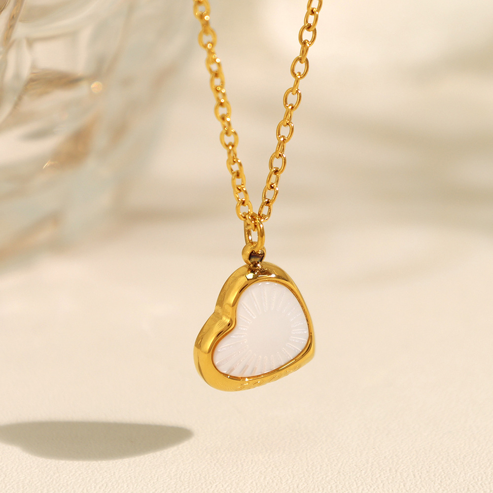 Collier Avec Pendentif En Forme De Cœur Élégant En Acier Titane Couleur Or Pour Femme, Série Classique, 1 Pièce Image3