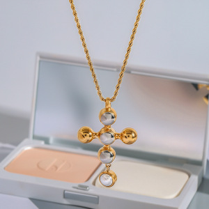 Collier Pendentif Croix Moderne Et Chic De La Série Classique, En Acier Inoxydable Étanche, Couleur Or Et Argent, Pour Femme (1 Pièce) h5 Image5