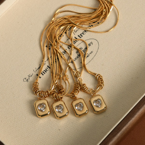 Collier Avec Pendentif En Forme De Cœur En Acier Inoxydable Plaqué Or  Et Zircon Pour Femme, Série Simple h5 Image3