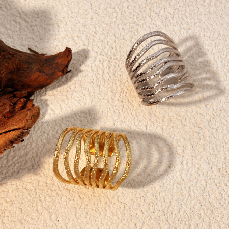 Bague ajustable pour femme, 1 pièce, en acier inoxydable étanche couleur or, design simple.