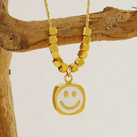 1 paire de colliers en forme de petit cube de sucre de style ins , design de niche féminin, pendentif smiley en acier titane, chaîne de clavicule, collier pendentif féminin
