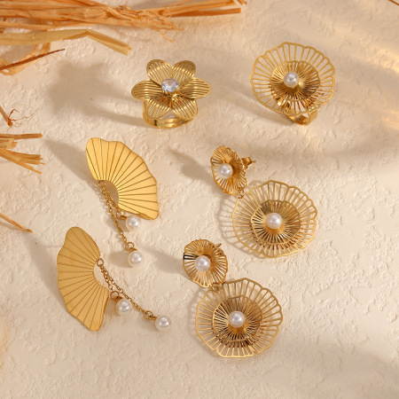 1 paire de boucles d'oreilles pendantes pour femme, collection simple « Daily Flower », en acier inoxydable plaqué or avec perles artificielles.
