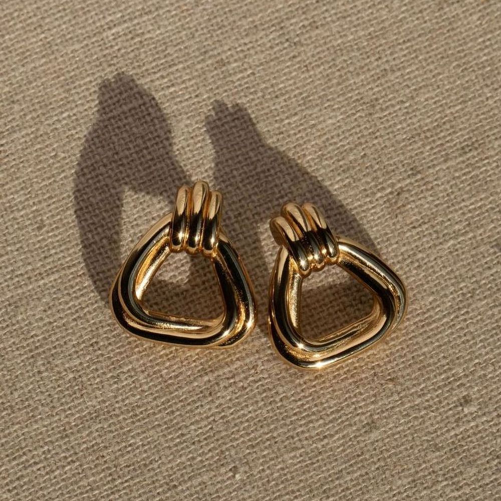 Boucles D'Oreilles Puces Minimalistes Triangulaires En Acier Inoxydable Doré, Étanches, Collection Moderne, Pour Femme (1 Paire). Image4