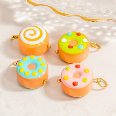 Pendentif femme Chromatic Series Sweet Doughnut en acier inoxydable doré, émaillé et étanche, 1 pièce