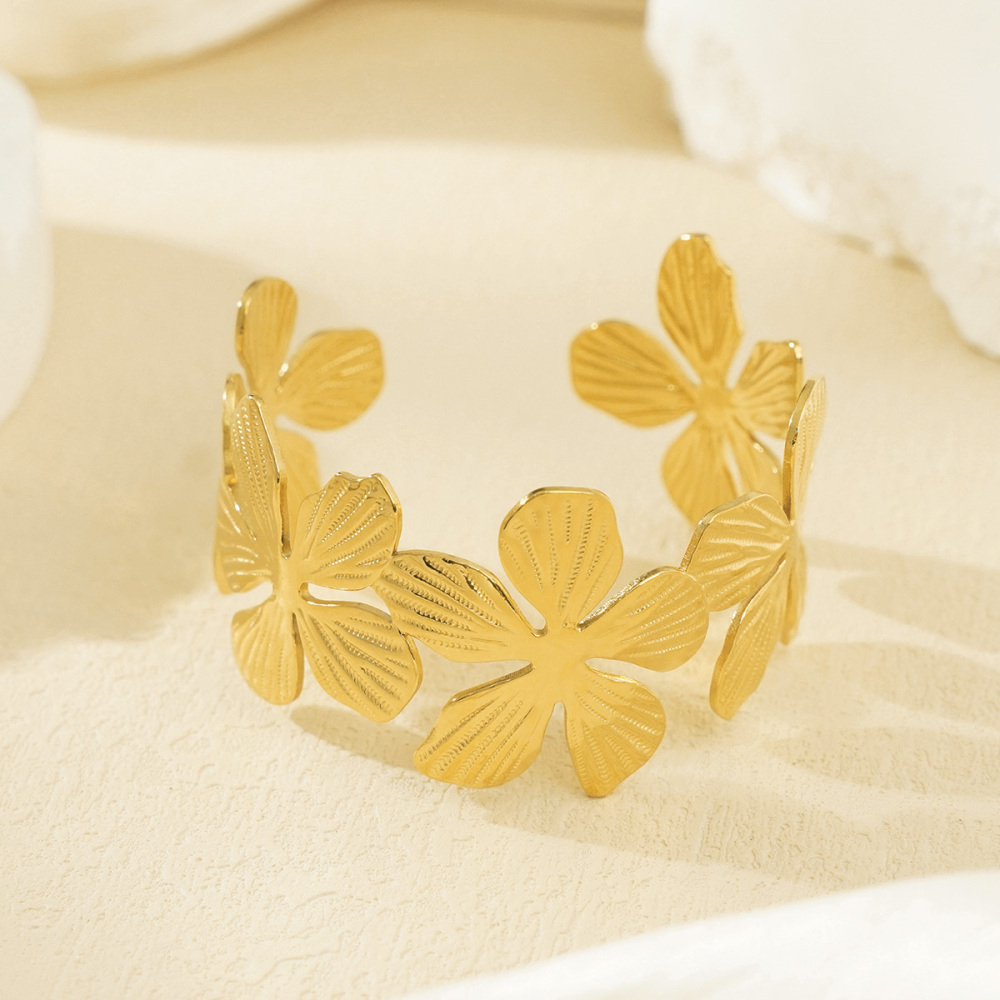 Bracelet Jonc Femme En Acier Inoxydable Doré, Orné De Fleurs Complexes (1 Pièce), Collection Sophisticated Series Image4