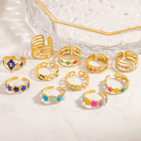 Bague ajustable pour femme, collection Charming Series, en acier inoxydable doré, finition huilée, forme étoile chromatique.